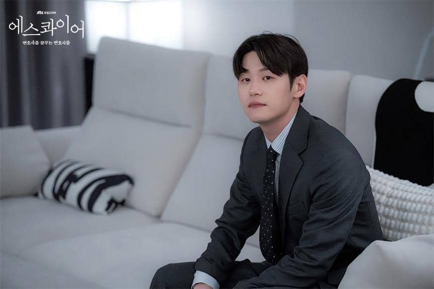 Lee Hak Joo di Beyond the Bar 