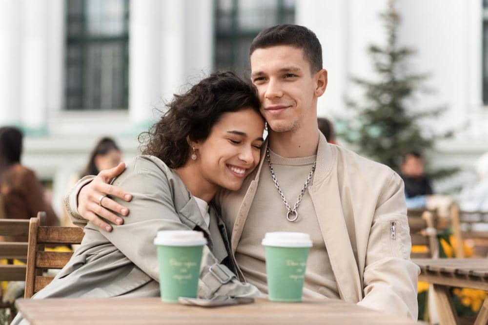 ilustrasi memeluk pasangan (freepik.com/frimufilms)