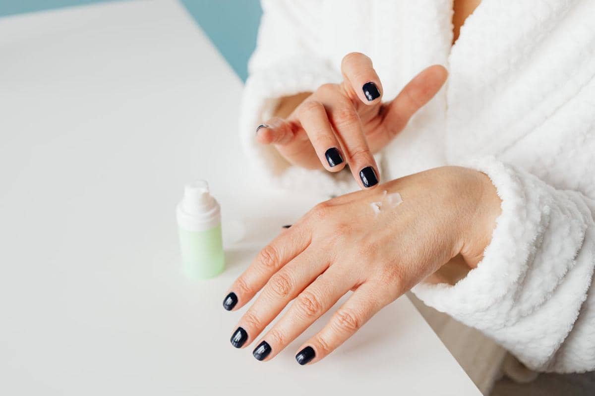 5 Tips Memakai Body Lotion agar Kulit Terasa Lebih Lembap