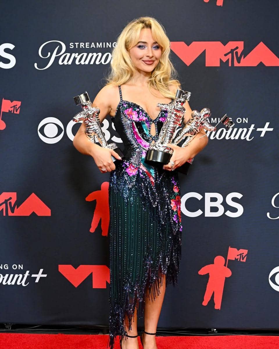 Potret Sabrina Carpenter memborong tiga piala VMAs 2025. (instagram.com/mtv)