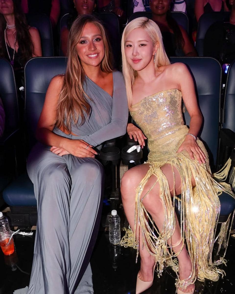 Potret Tate McRae bersama ROSÉ di VMAs 2025. (instagram.com/mtv)