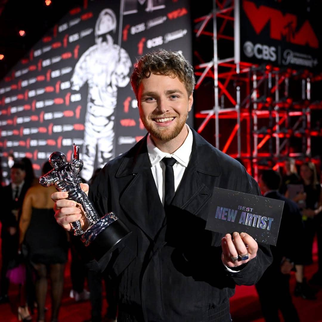 Potret Alex Warren saat memenangkan kategori Best New Artist di VMAs 2025. (instagram.com/mtv)