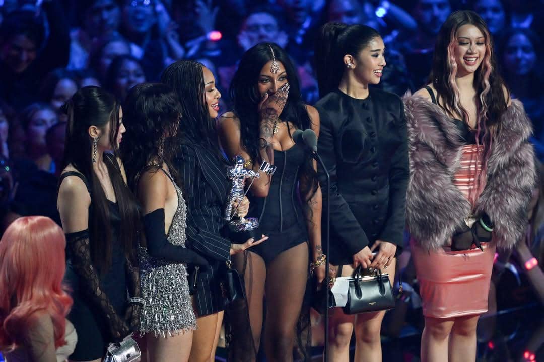 Potret KATSEYE saat memenangkan kategori Push Performance of the Year di VMAs 2025. (instagram.com/mtv)