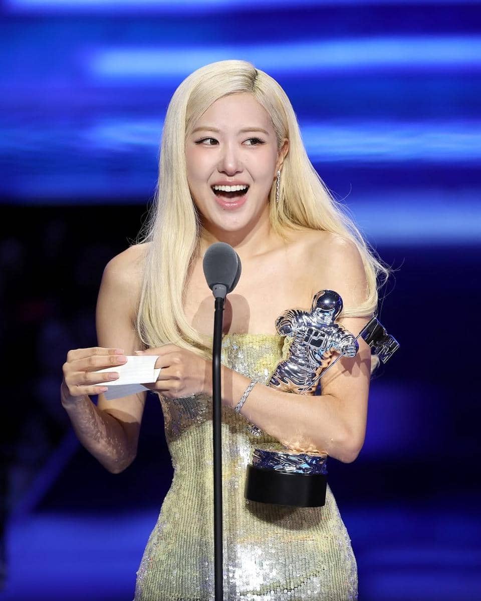 Potret ROSÉ saat memenangkan kategori Song of the Year di VMAs 2025. (instagram.com/mtv)