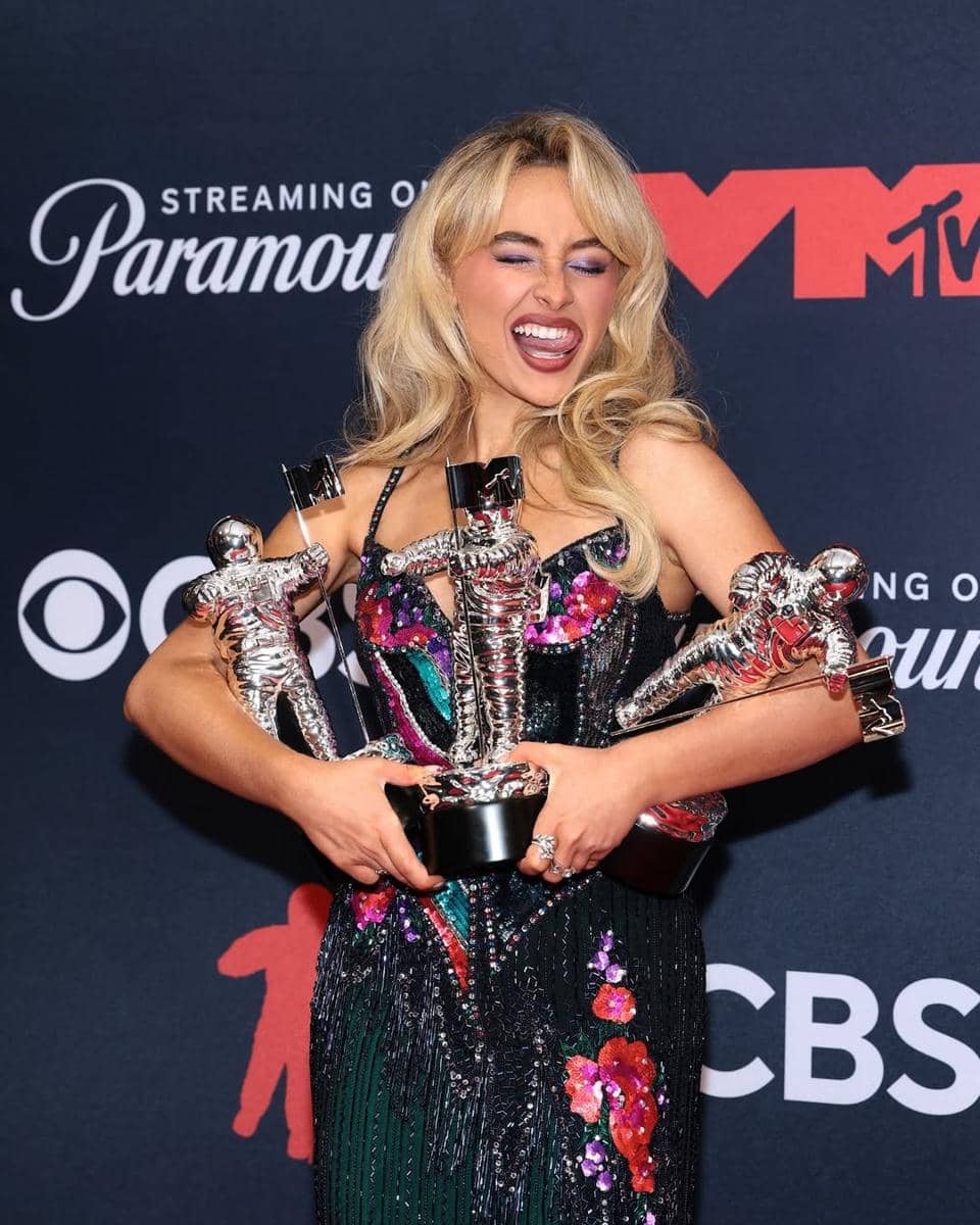 Potret Sabrina Carpenter memborong tiga piala VMAs 2025. (instagram.com/mtv)