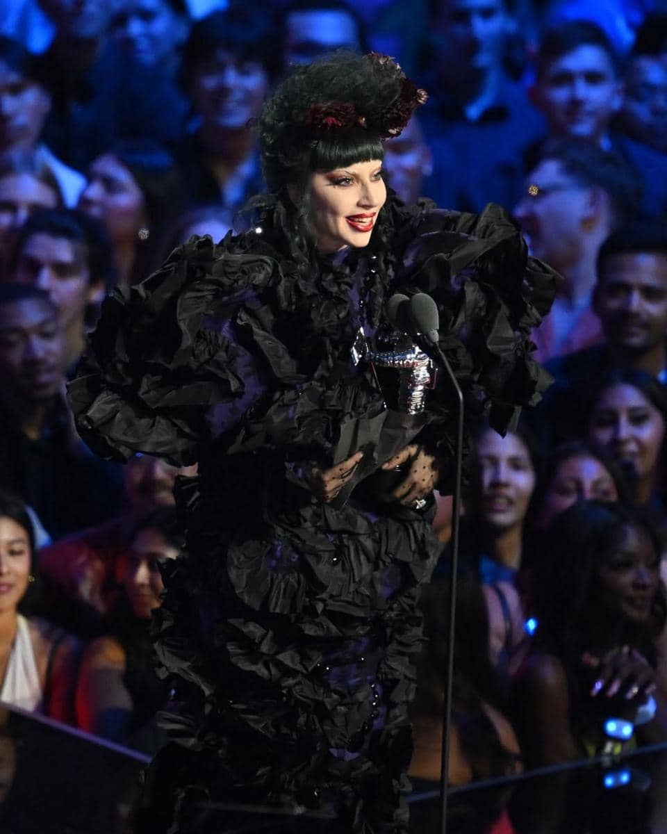 Potret Lady Gaga saat memenangkan kategori Artist of the Year di VMAs 2025. (instagram.com/mtv)