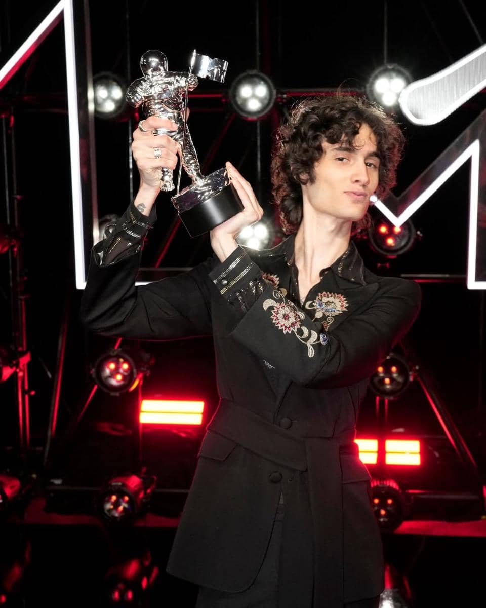 Potret sombr saat memenangka kategori Best Alternative di VMAs 2025. (instagram.com/mtv)