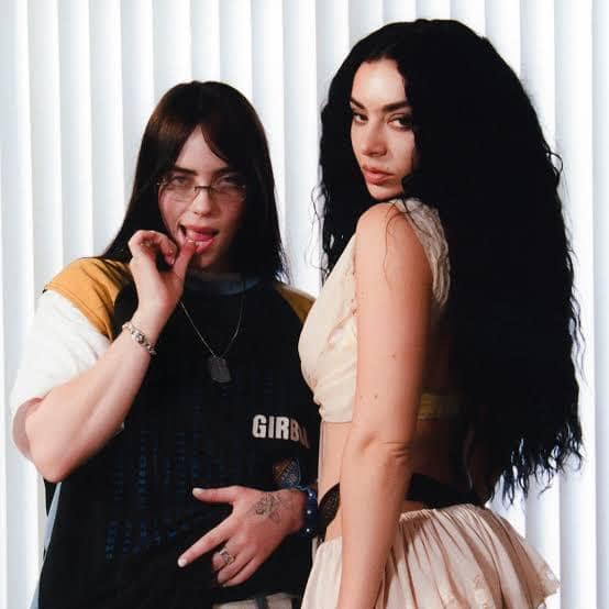 Charli XCX dan Billie Eilish. (Situs twostorymelody.com)