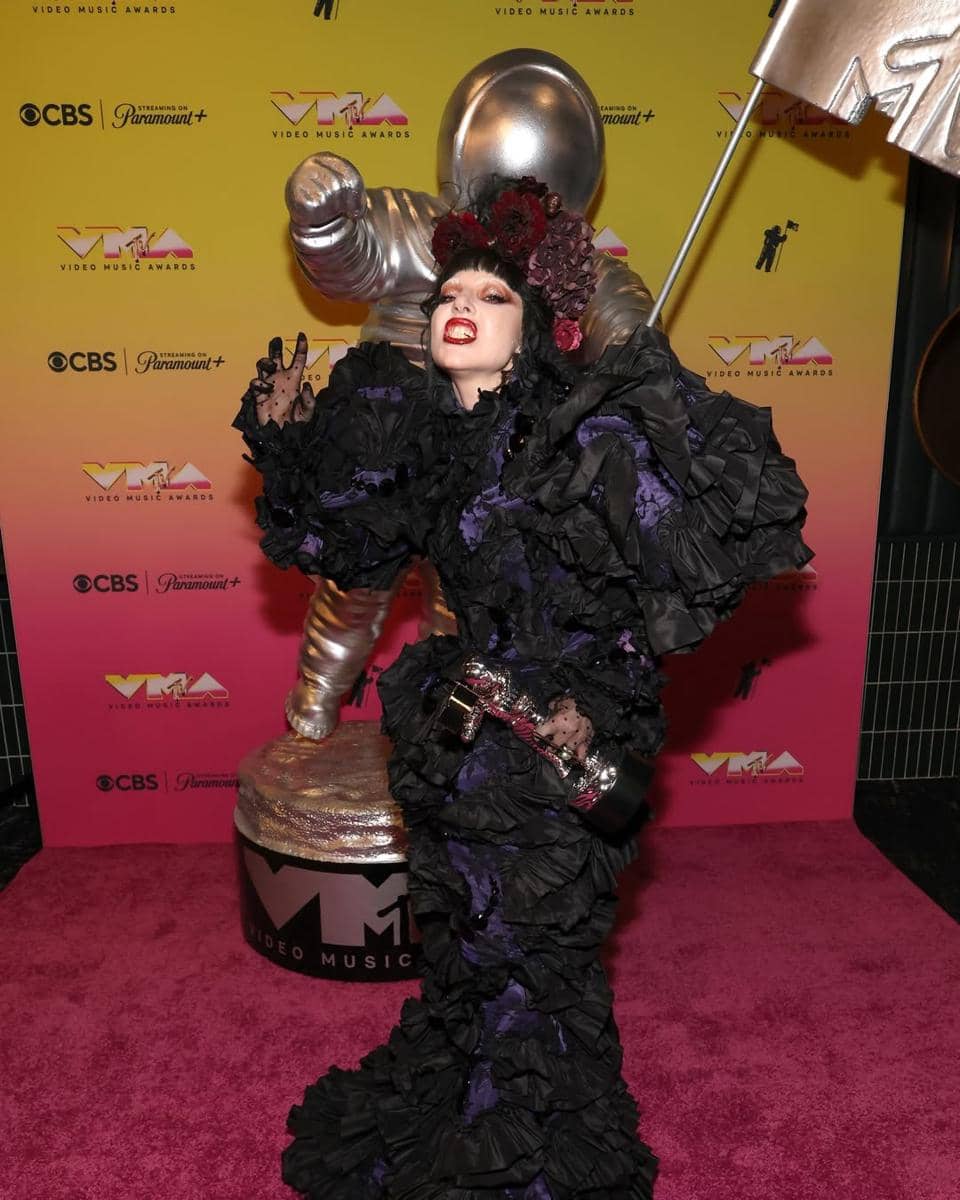 Potret Lady Gaga saat memenangkan kategori Artist of the Year di VMAs 2025. (instagram.com/mtv)