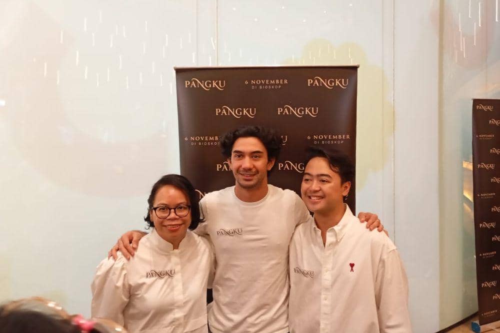 Potret Reza Rahadian bersama Arya Ibrahim dan Gita Fara sebagai produser saat ditemui di Press Conference dan Cast Reveal film 'Pangku'. (Dok. POPBELA.com/Evelyn Anggraini)