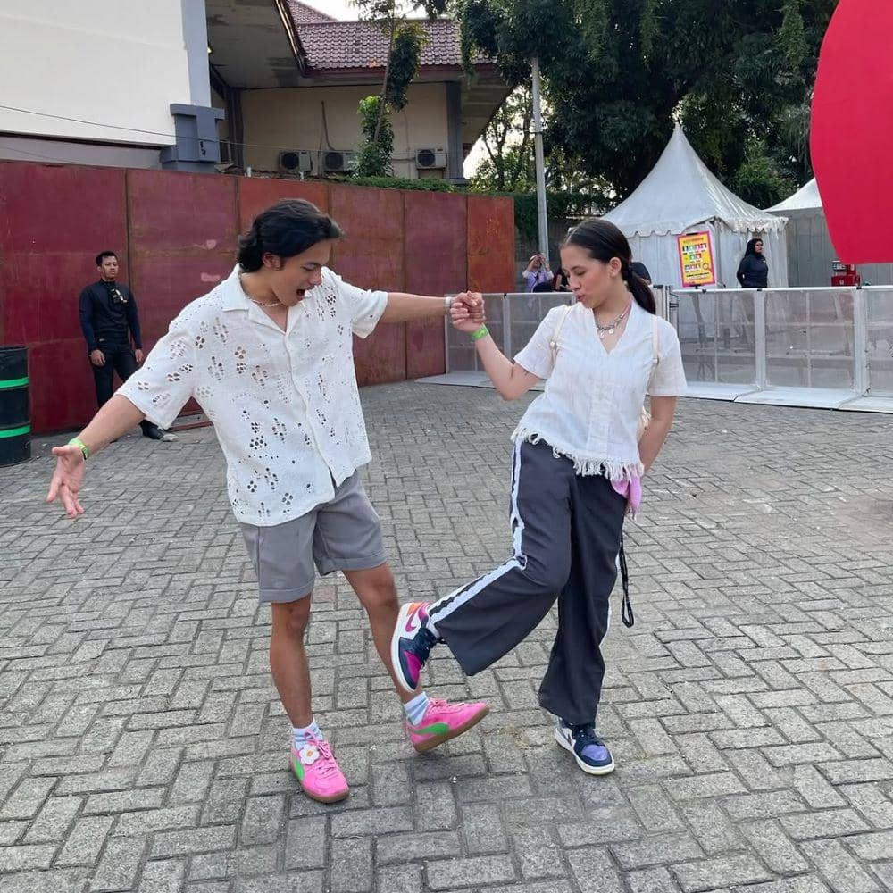 Gaya Pacaran Adhisty Zara dan Tsaqib yang Saling Dukung