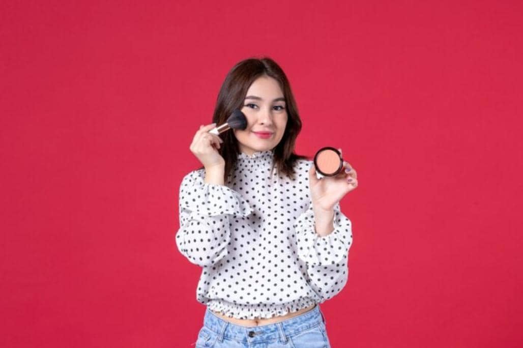 Ilustrasi Perempuan sedang make up