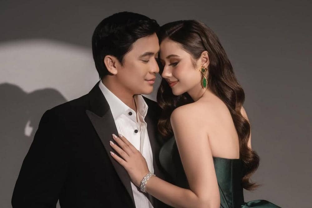 Teaser dulu ya.. in love banget bikin sirik ya 😛 Love bird @bilsky16 & @vika.kolesnaya Photo by.jpg