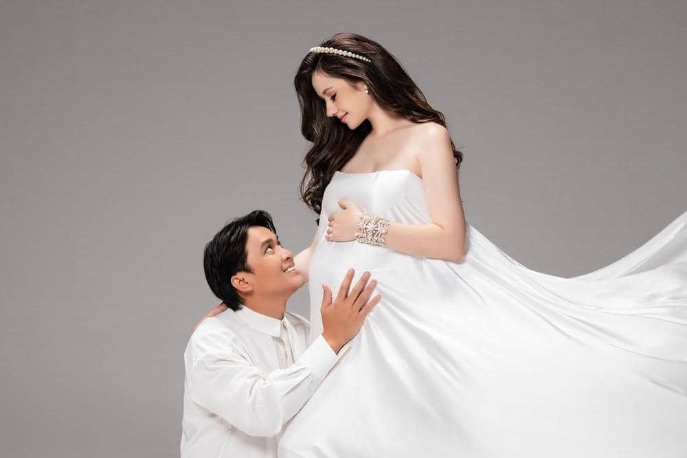 Our little family ❤️ Photo- @riomotretofficial @riomotret Stylist- @carendelano Dress- @jessiegu-2.jpg