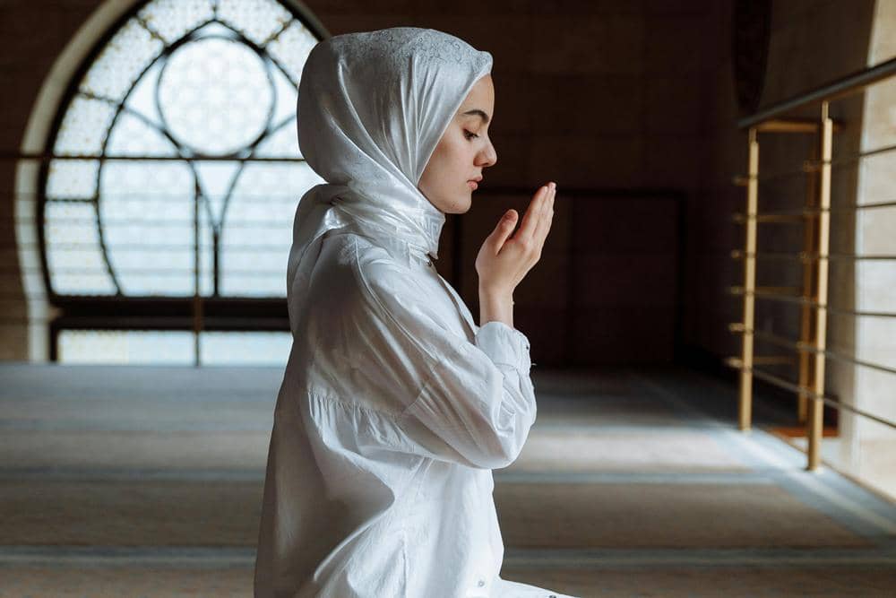 ilustrasi perempuan berdoa (pexels.com/Thirdman)