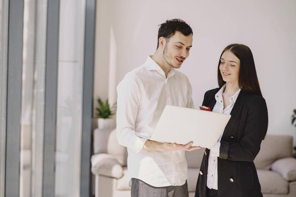 ilustrasi teman sekantor (freepik.com/prostooleh)