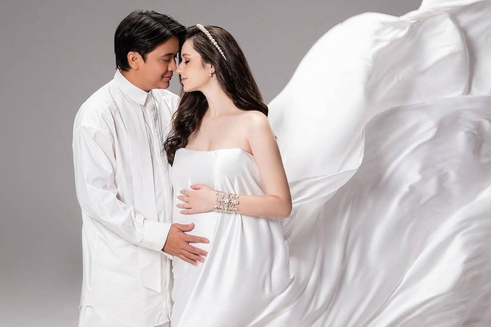 Our little family ❤️ Photo- @riomotretofficial @riomotret Stylist- @carendelano Dress- @jessiegu-3.jpg