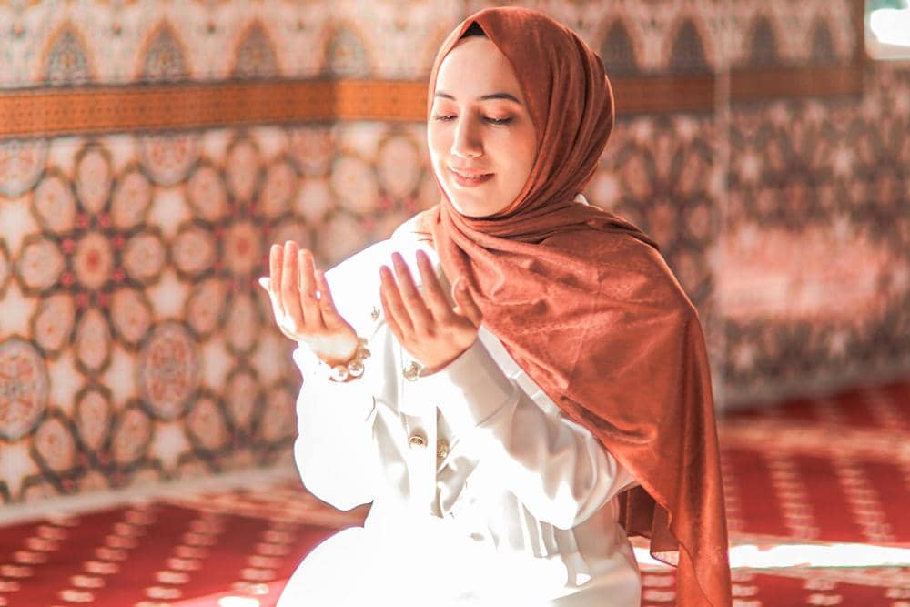 ilustrasi perempuan berdoa (pexels.com/SERHAT TUĞ)
