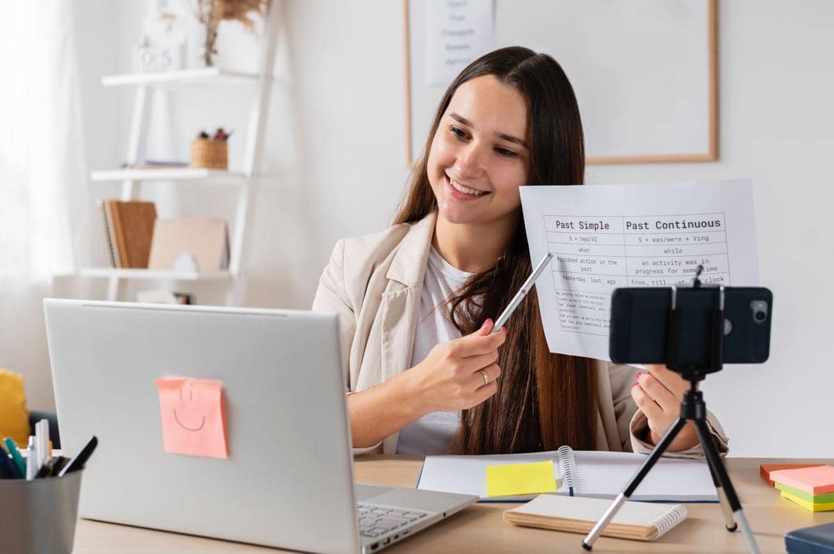 ilustrasi membuat konten pendidikan (freepik.com/freepik)