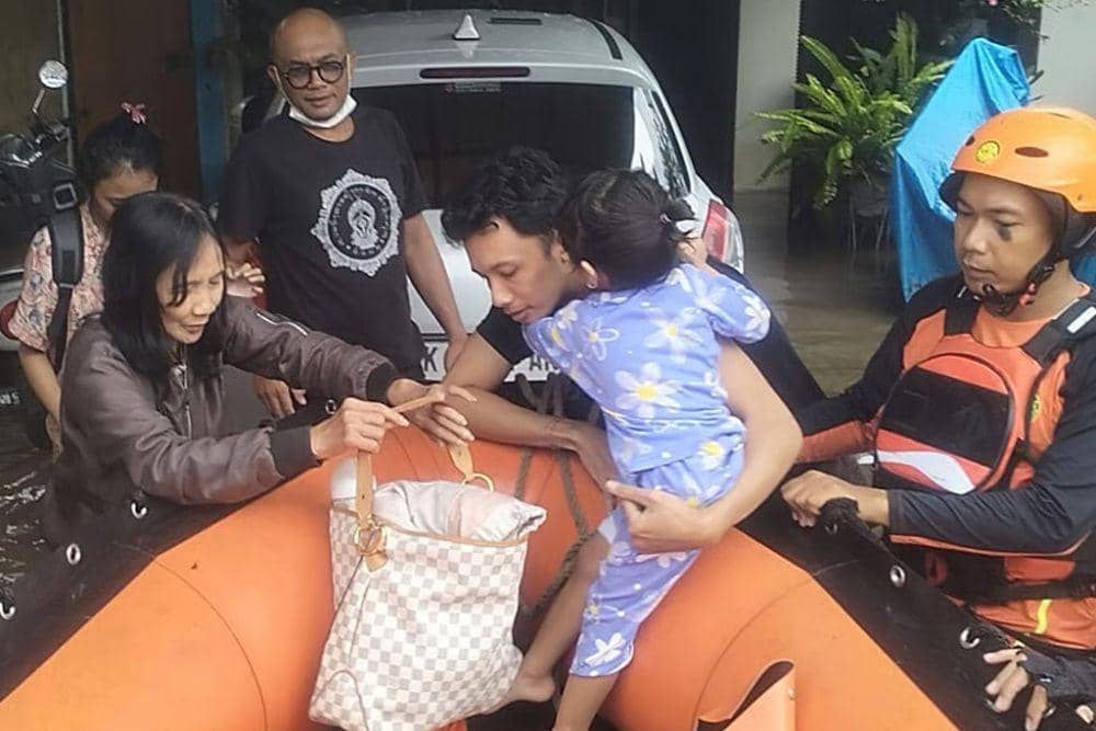 Tim penyelamat mengevakuasi warga dari area permukiman yang terendam banjir usai hujan deras di Denpasar, Rabu (10/9/2025). (Dok. BASARNAS)