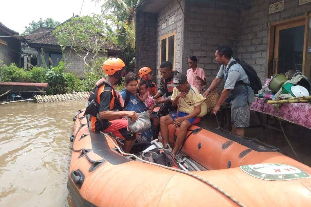 Proses evakuasi warga terdampak banjir tengah berlangsung, sementara otoritas menyebutkan masih ada beberapa orang yang hilang. (Dok. Istimewa via abc.net.au)