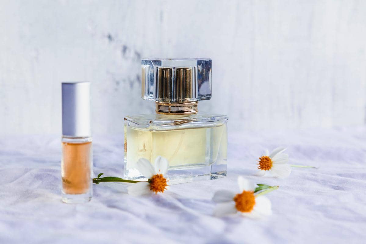 ilustrasi minyak attar dan parfum