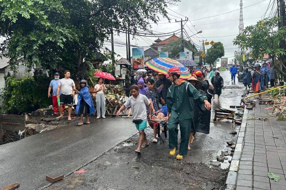 Evakuasi korban banjir di depan Pasar Pengosari, Kerobokan, Kuta Utara. (Dok. IDN Times/istimewa) 
