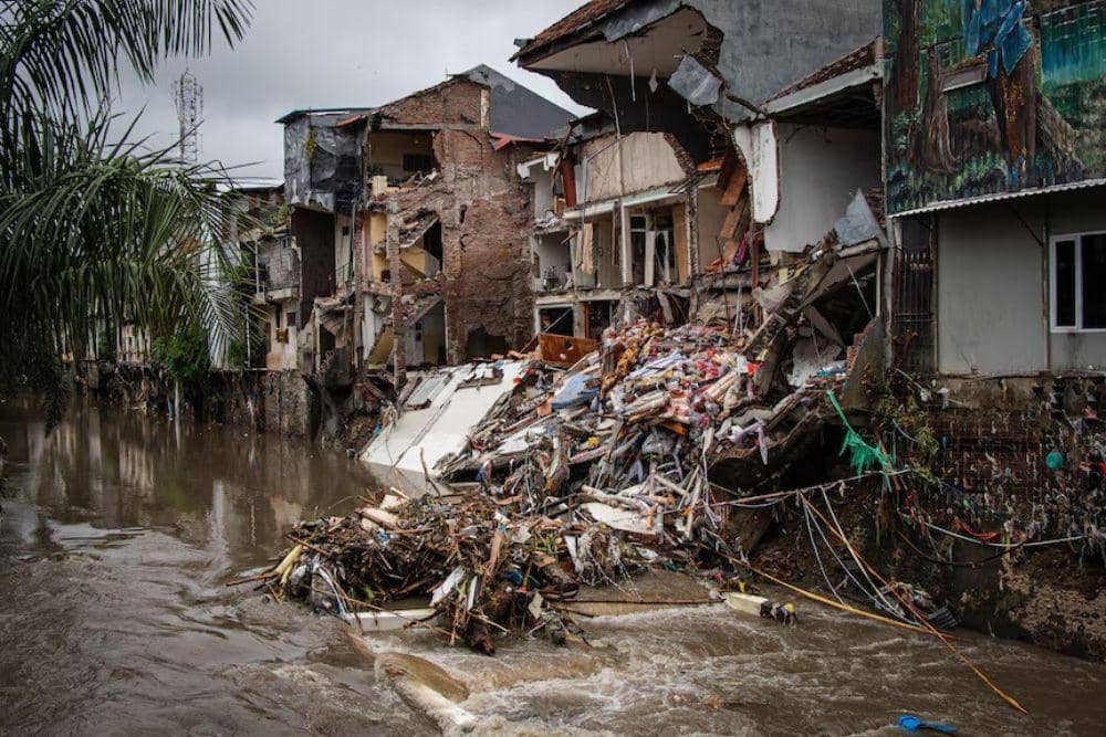 Pihak berwenang setempat menyebutkan sedikitnya empat orang tewas akibat bangunan yang ambruk di Denpasar Barat. (ABC News/Tim Swanston)