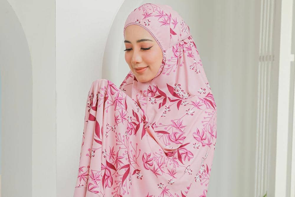 ilustrasi perempuan berdoa (pexels.com/Azurite Has)