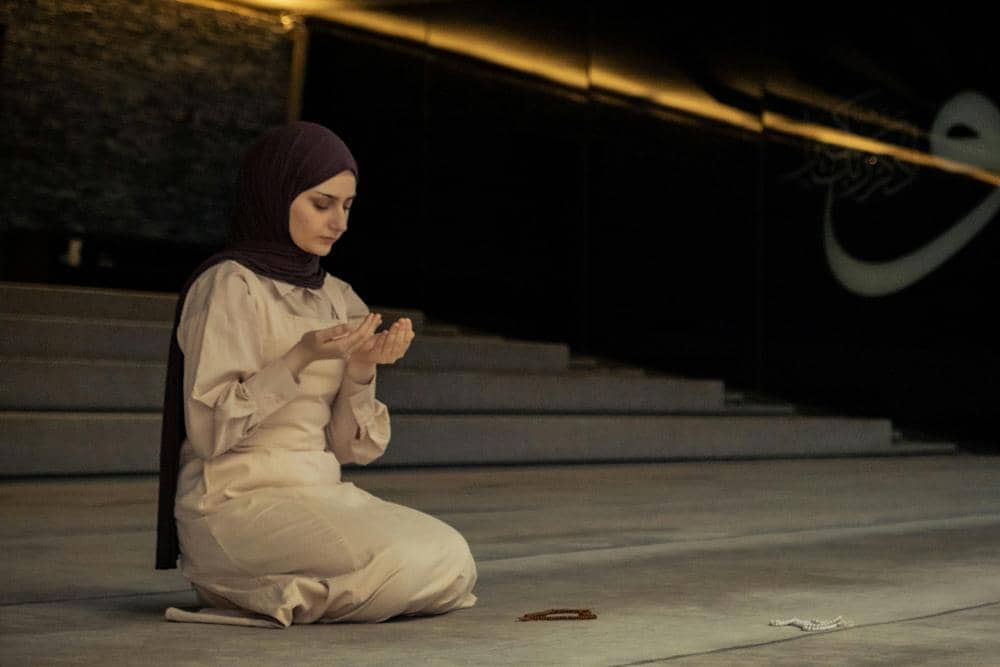 ilustrasi perempuan berdoa (pexels.com/Zeynep Sude Emek)