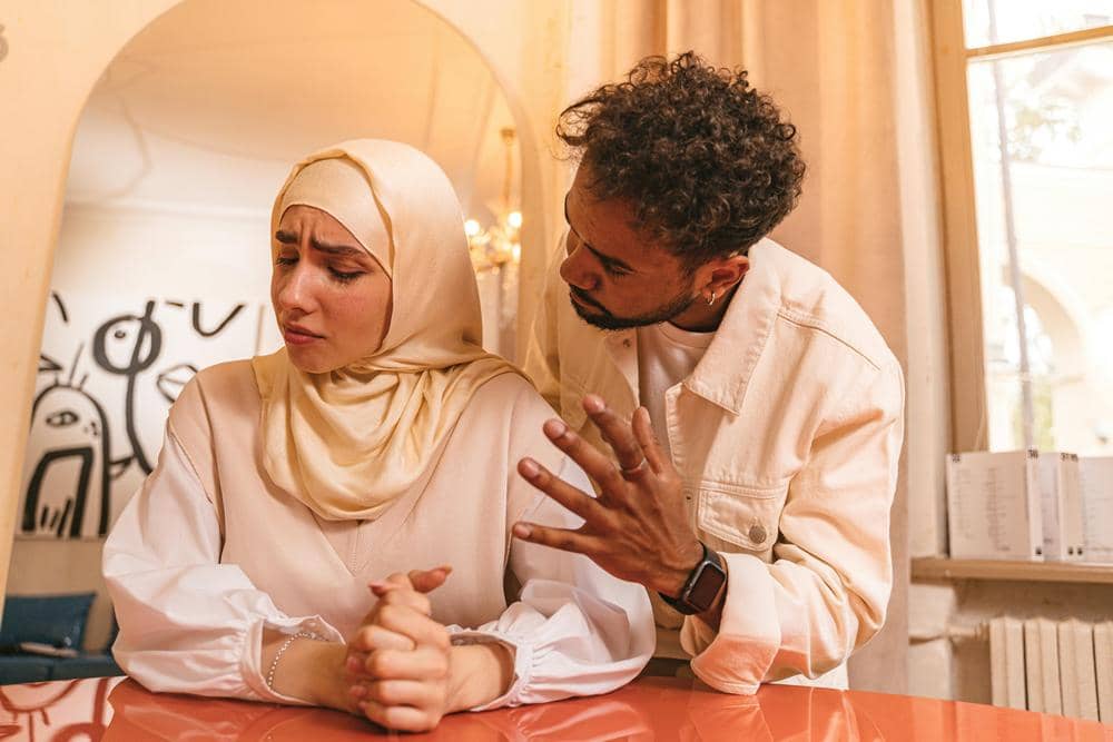 ilustrasi pasangan suami istri bertengkar (pexels.com/ANTONI SHKRABA production)