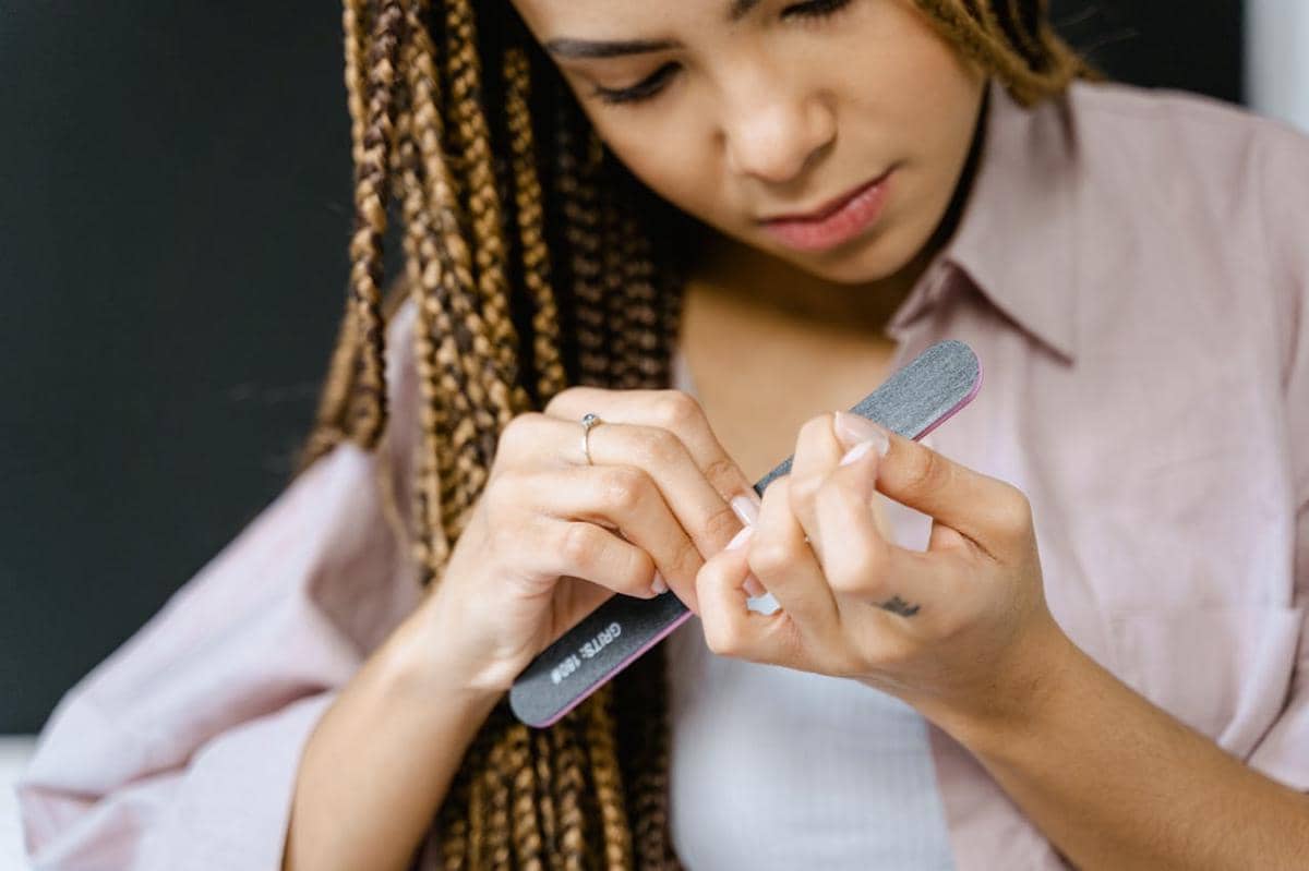 Ilustrasi perawatan kuku secara alami