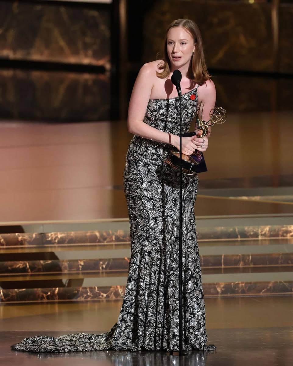 Bintang serial 'Hacks', Hannah Einbinder, berhasil meraih Emmy pertamanya untuk kategori Outstanding Supporting Actress in a Comedy Series. (instagram.com/vanityfair)