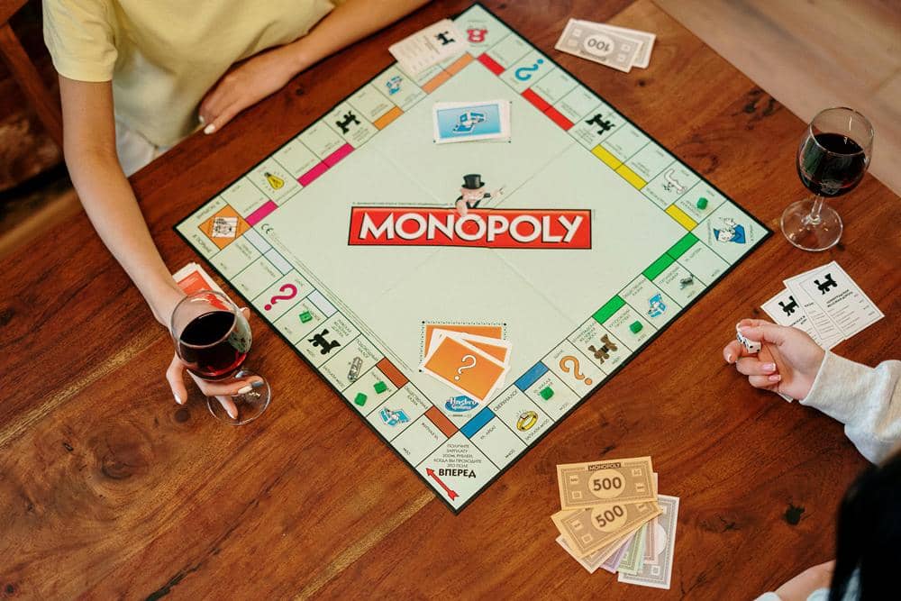 ilustrasi main Monopoly (pexels.com/cottonbro studio)