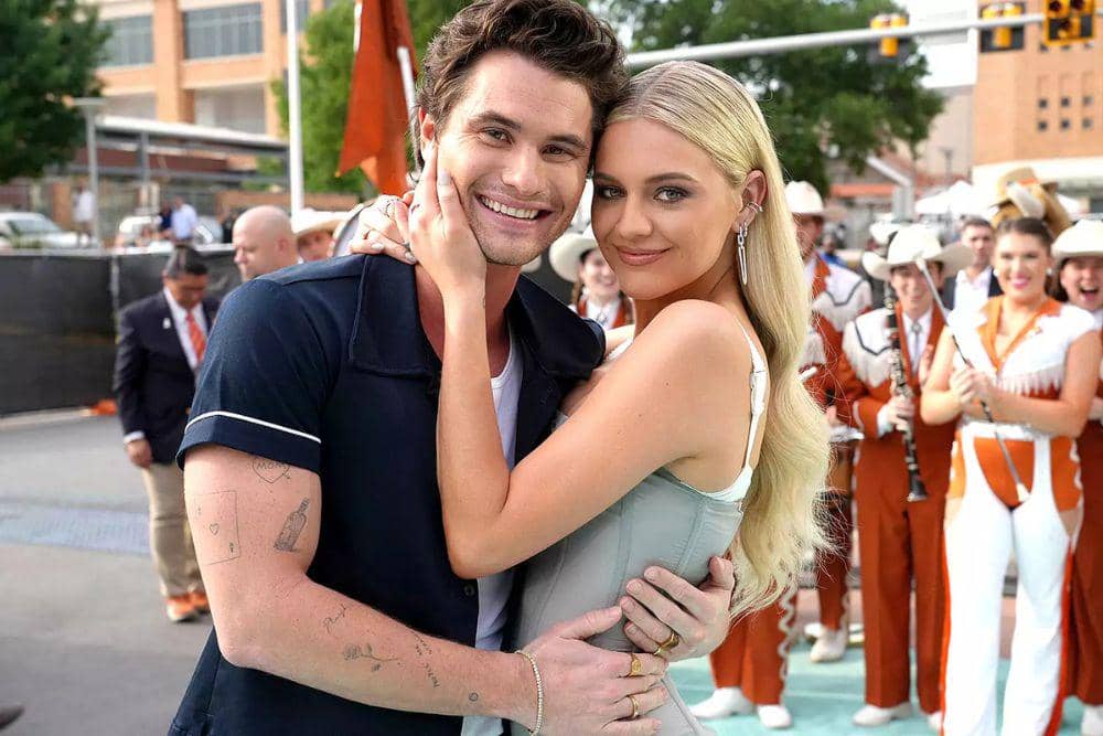 Kisah Cinta Chase Stokes dan Kelsea Ballerini