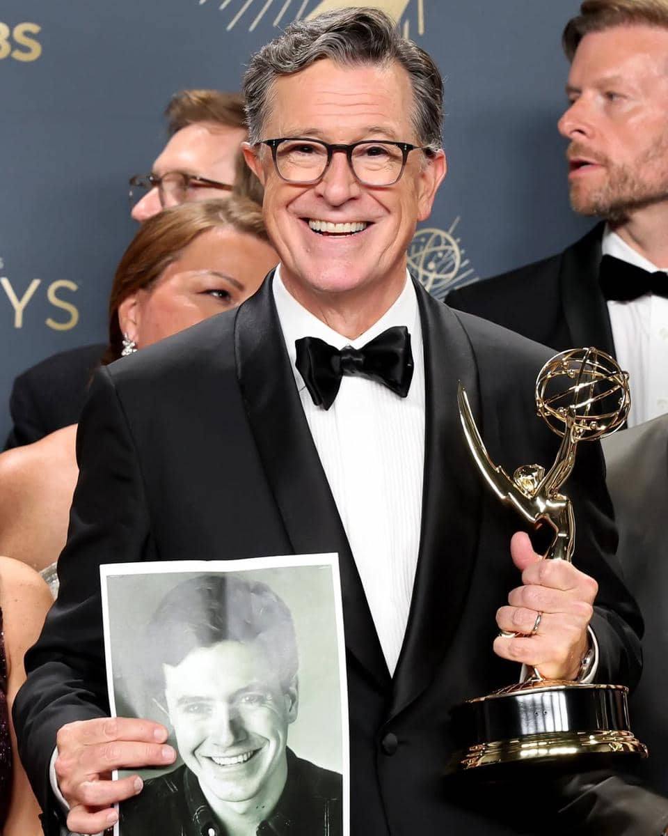 Pembawa acara 'The Late Show with Stephen Colbert' berhasil membawa pulang penghargaan Outstanding Talk Series di ajang Emmy Awards 2025. (instagram.com/rollingstone)