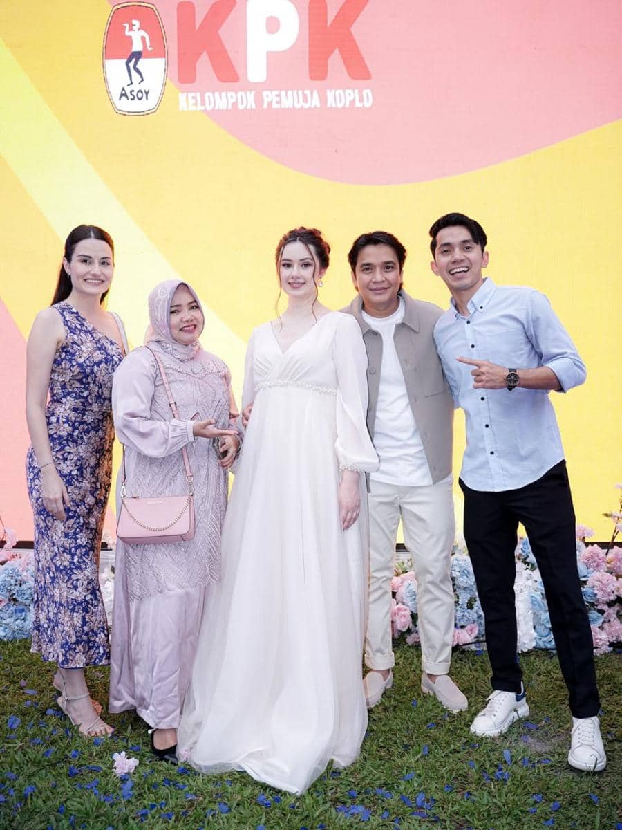 Surprise… it’s a BOY! Selamat untuk Bang @bilsky16 & @vika.kolesnaya calon pangeran kecil segera.jpg