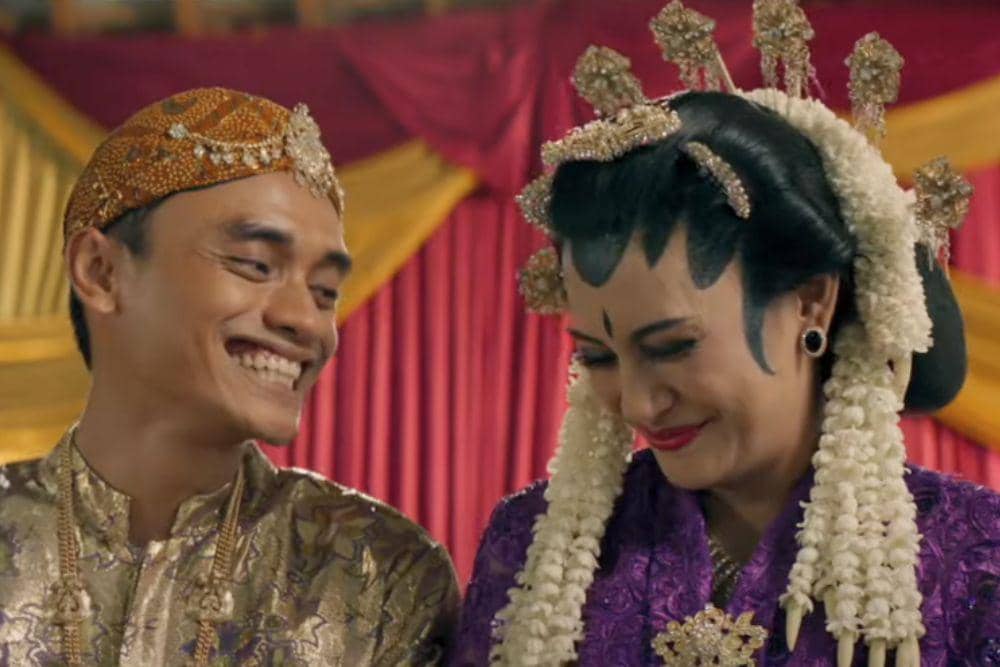 Banyu Bening (sebagai Aryo) dan Raihaanun (sebagai Mirah) di film 'Perempuan Pembawa Sial'. (youtube.com/IDN Pictures)