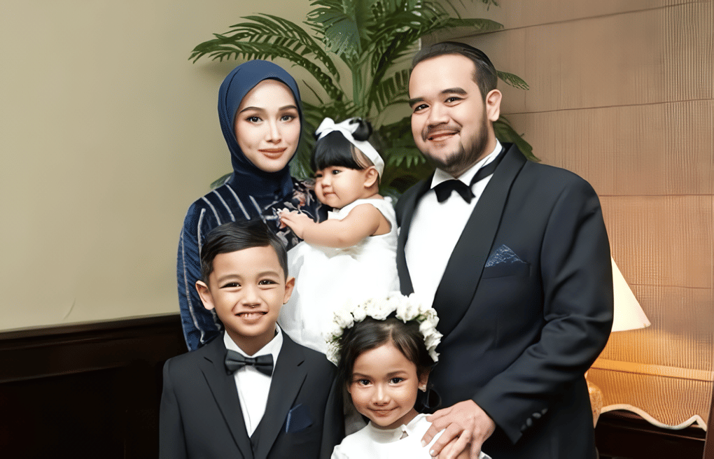 Tya Arifin dan keluarga