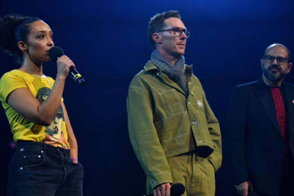 Ruth Negga, Benedict Cumberbatch, dan Amer Hlehel berbicara di atas panggung saat konser Together for Palestine di London. (Getty Images/Jim Dyson untuk ABA via edition.cnn.com)