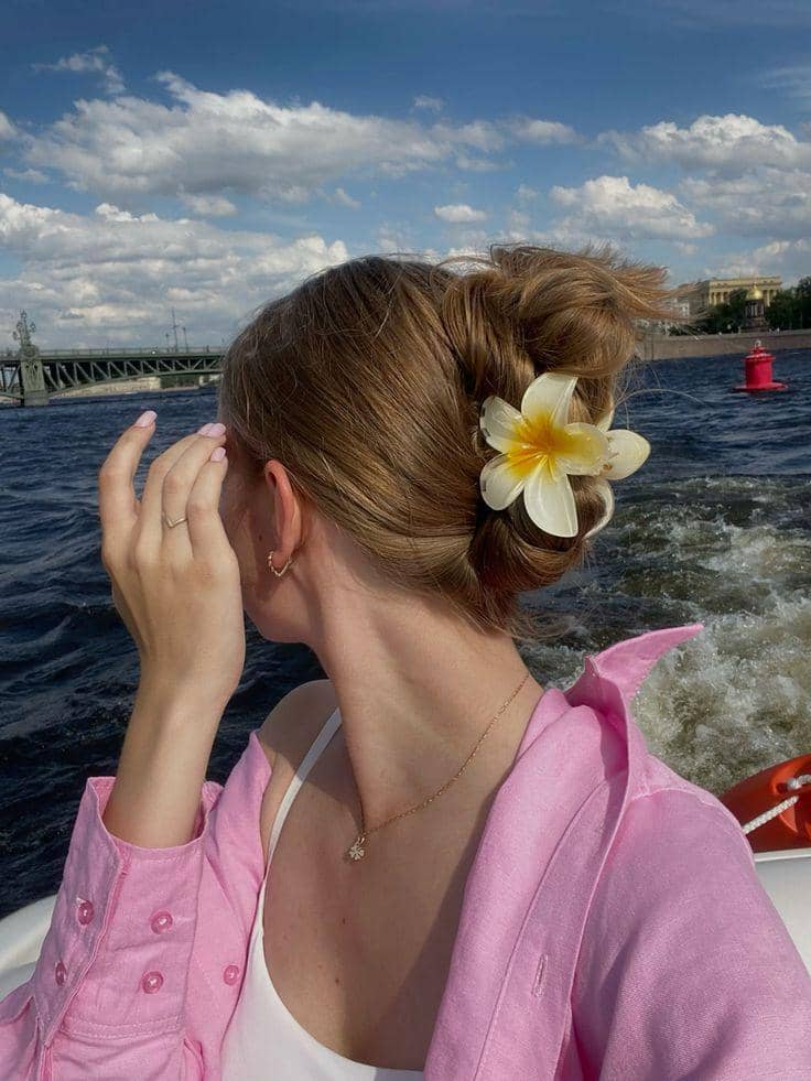 inspirasi gaya rambut untuk beach vacation look