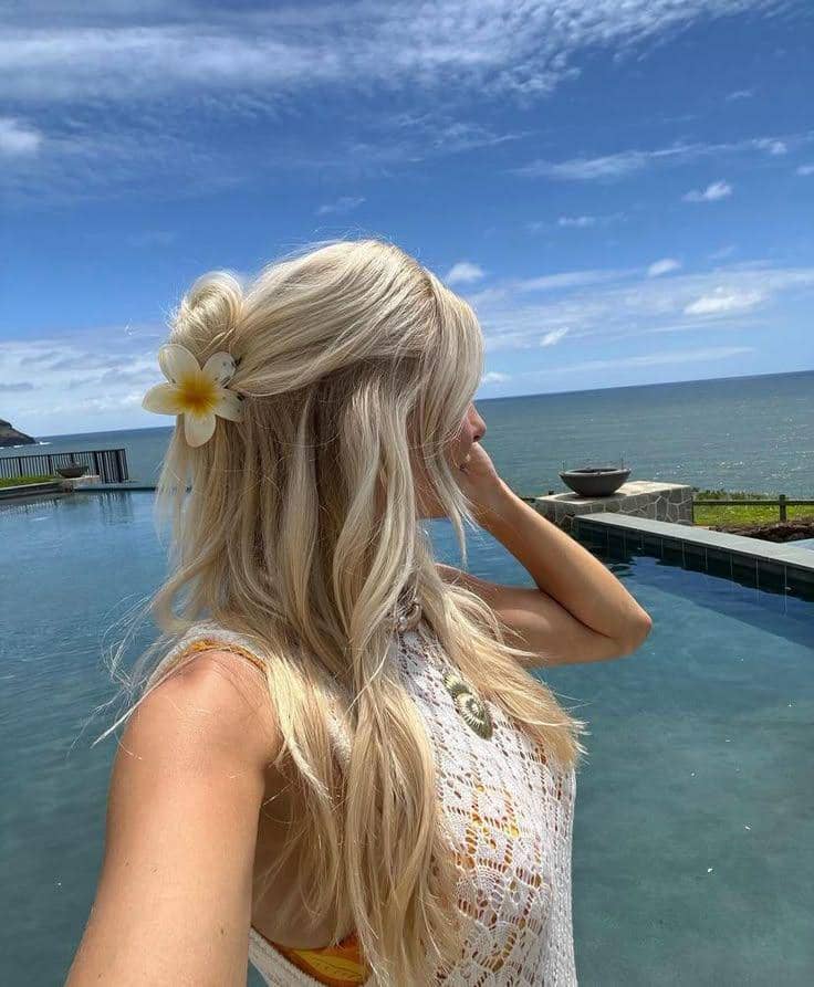 inspirasi gaya rambut untuk beach vacation look