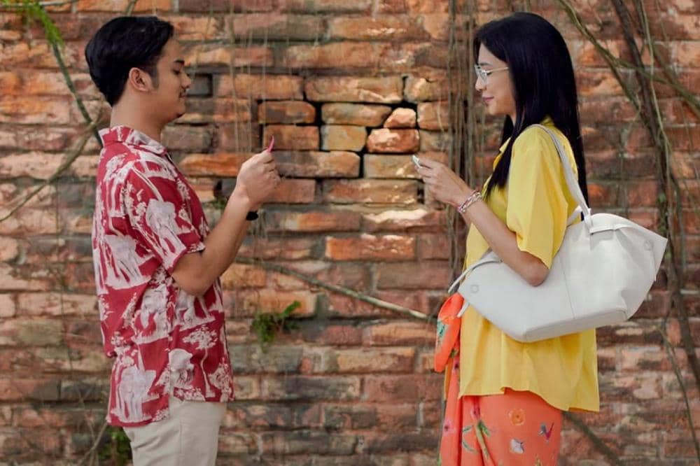 Gak semua quotes cocok buatmu, tapi setiap kata bisa ngajarin langkah di sepatu masing-masing.Co.jpg