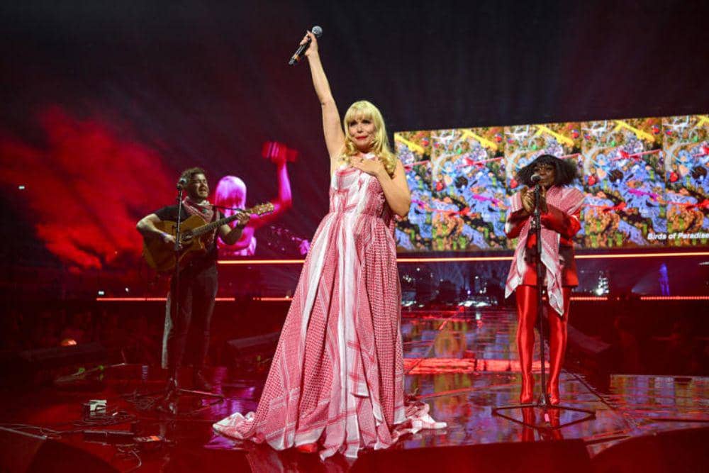 Paloma Faith, mengenakan gaun berbahan keffiyeh, tampil di atas panggung dalam konser amal Together for Palestine, konser penggalangan dana terbesar di Inggris untuk Gaza, di OVO Arena Wembley, London. (Foto: WireImage via thenationalnews.com)