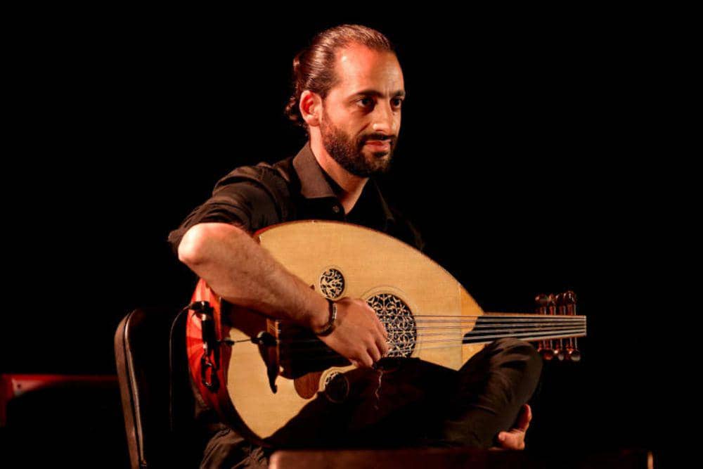 Adnan Joubran, anggota grup musik Palestina Le Trio Joubran, tampil dalam konser Together for Palestine. (Foto: AFP via thenationalnews.com)