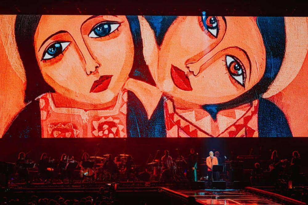 Brian Eno tampil di konser amal Together for Palestine di OVO Arena Wembley, London, yang ia prakarsai untuk mendukung bantuan kemanusiaan bagi Gaza. (Foto: Luke Dyson via independent.co.uk)