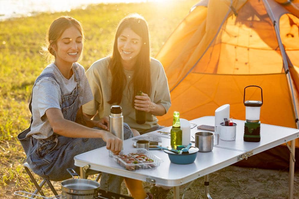 ilustrasi menyiapkan makanan buat camping (freepik.com/freepik)