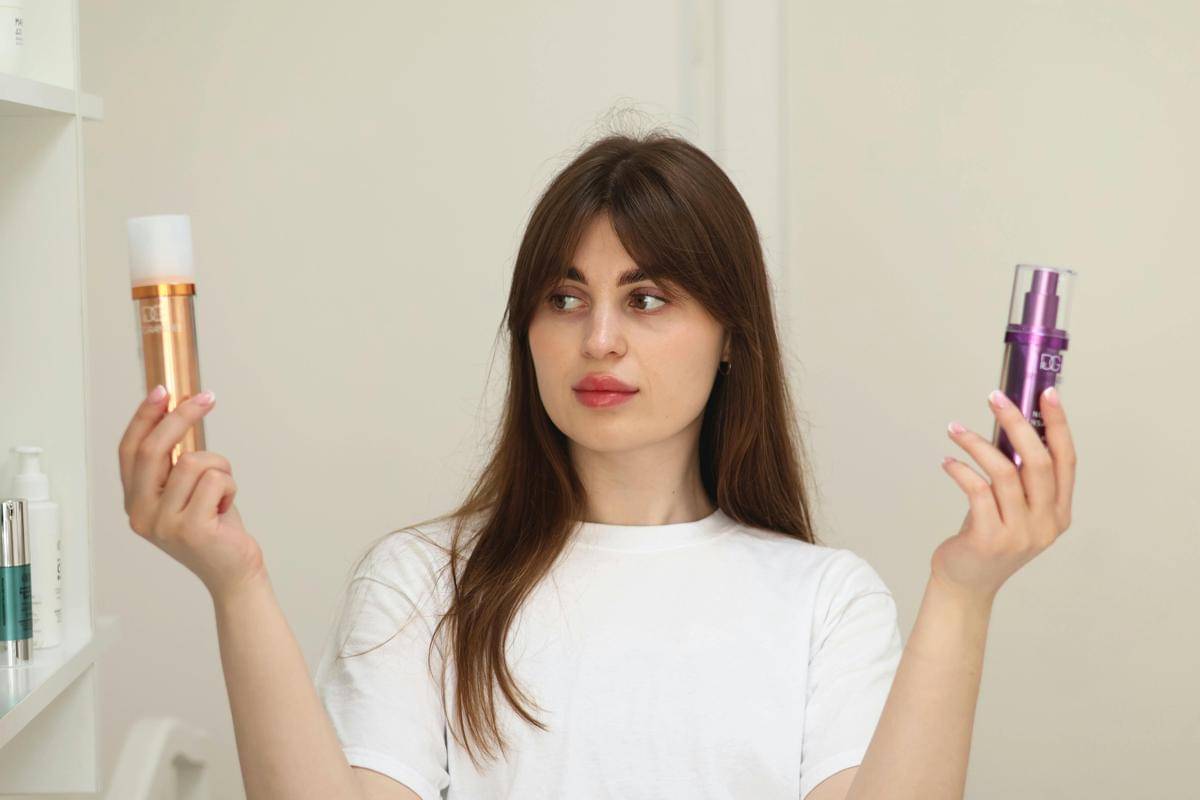 ilustrasi sedang memegang produk skincare