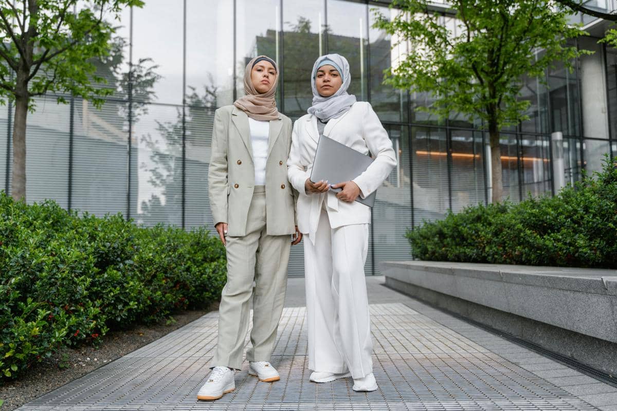 ilustrasi jilbab segi empat untuk outfit kantor