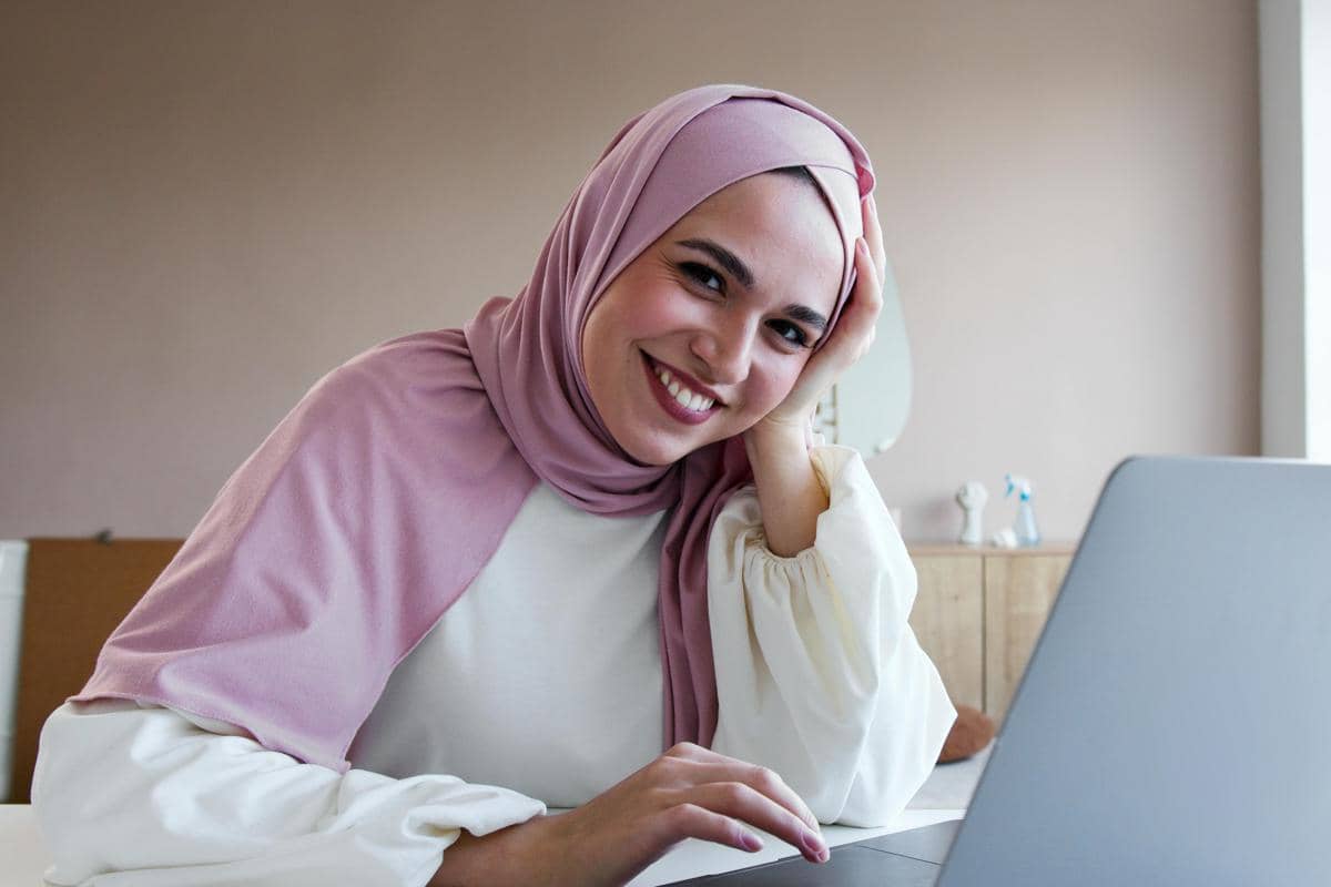 ilustrasi jilbab untuk pastel feminine vibe